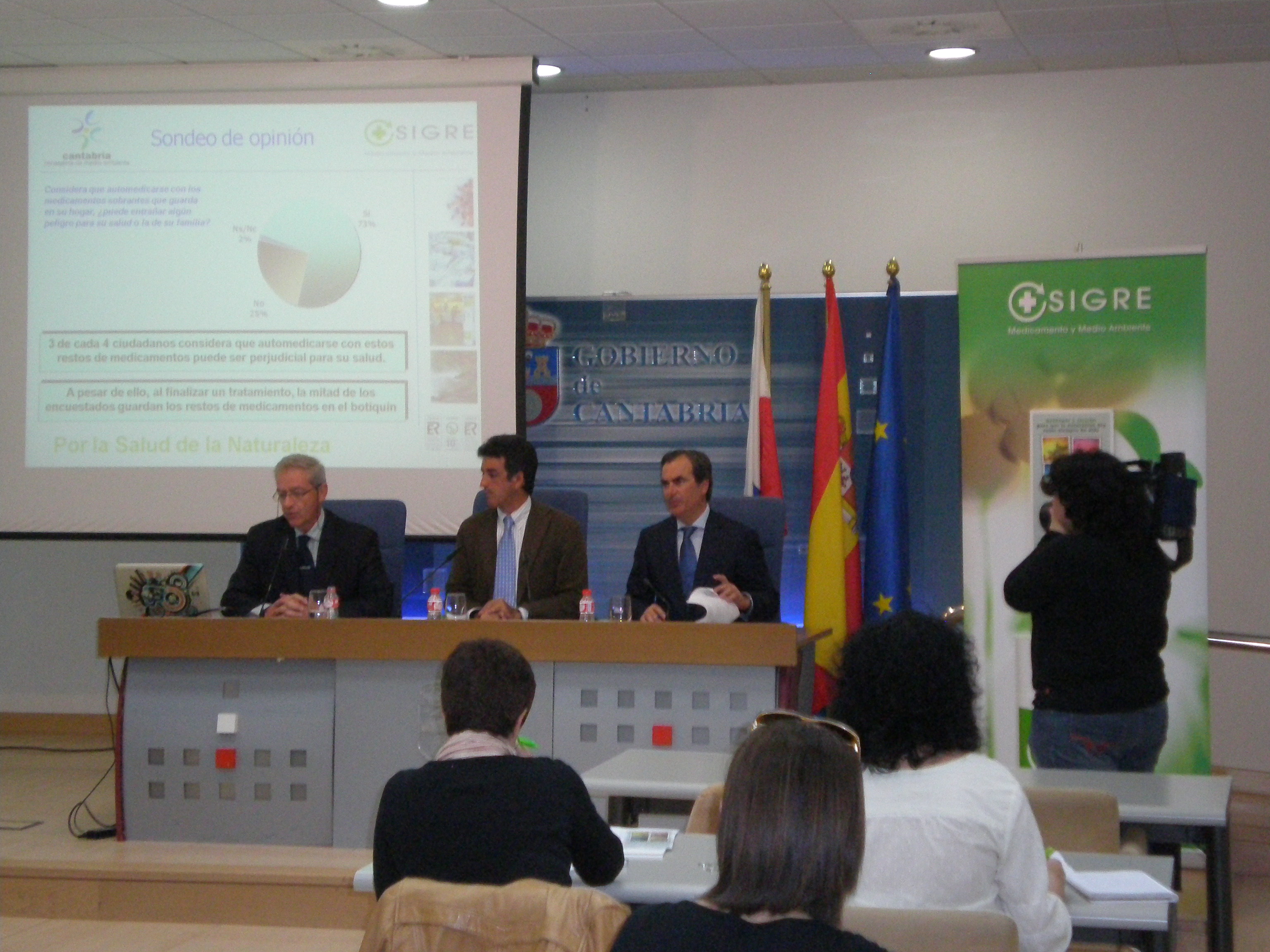 El Consejero de Medio Ambiente de Cantabria, el Presidente del Colegio de Farmacéuticos de Cantabria y el Director General de SIGRE presentaron los datos de funcionamiento de SIGRE en esa Comunidad Autónoma en 2008