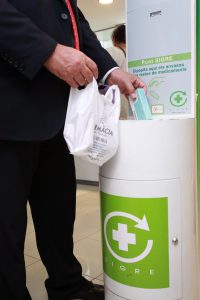 Ciudadano reciclando en el Punto SIGRE de la farmacia